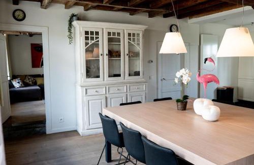 Denderwindeke House | Square Shaped Farmhouse from 1713