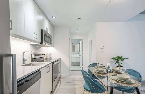 Cite Multimedia Apartment | Square Victoria - Balcony - Indoor Parking