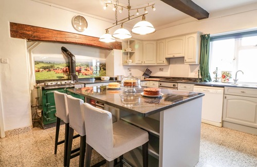 Welshpool House | SQUIRES REST, pet friendly, with hot tub in Llanfair Caereinion