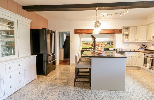 Welshpool House | SQUIRES REST, pet friendly, with hot tub in Llanfair Caereinion