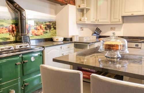 Welshpool House | SQUIRES REST, pet friendly, with hot tub in Llanfair Caereinion