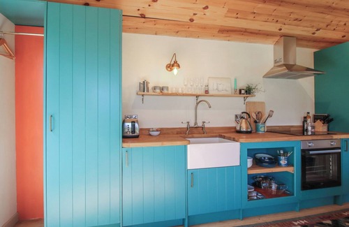 Hopton Castle Cottage | SQUIRREL'S DREY, romantic, with open fire in Clun