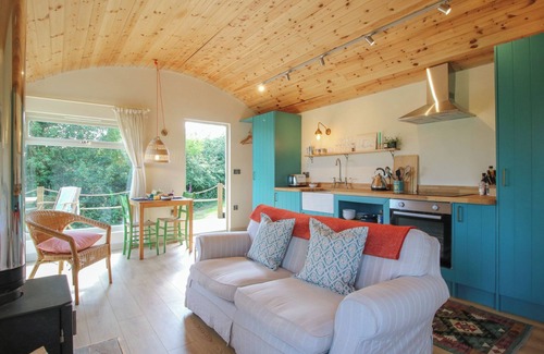 Hopton Castle Cottage | SQUIRREL'S DREY, romantic, with open fire in Clun