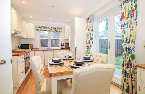 Micheldever Cottage | SQUIRREL'S LEAP, pet friendly, with a garden in Micheldever