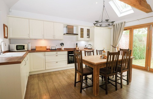 Fareham Cottage | SQUIRRELS DREY, family friendly, with pool in Titchfield Common