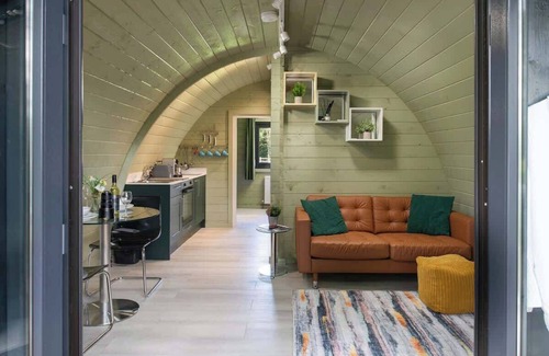 Malmesbury Cabin | Squirrels Drey | Hot Tub Stay in the Cotswolds
