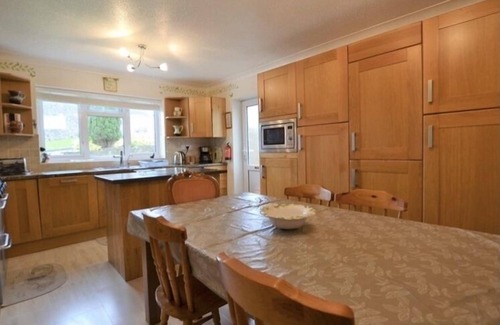 Kilgetty House | Squirrels Rest Comfortable home Saundersfoot 5 Bedrooms - sleeps 6 and a baby