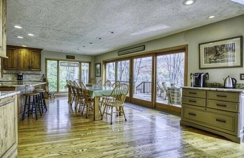 Davis House | SRL5- Lakefront Family Retreat! Old Timberline! Hot tub! Fire Pit!