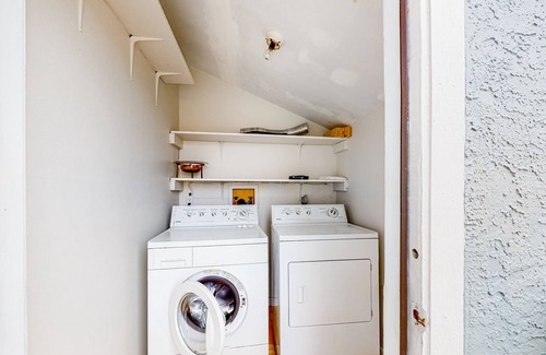 Panama City Condo | St. Andrews condo with balcony, AC, & washer/dryer - walk to bay, bars, & dining
