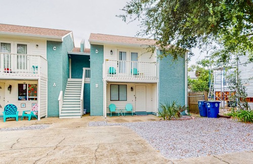 Panama City Condo | St. Andrews condo with balcony, AC, & washer/dryer - walk to bay, bars, & dining