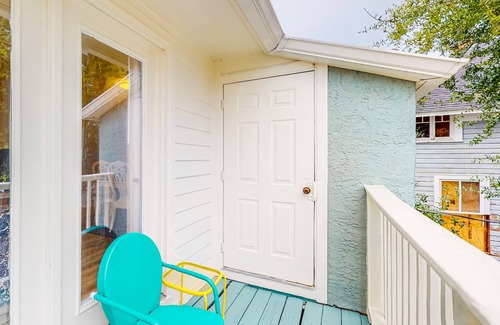 Panama City Condo | St. Andrews condo with balcony, AC, & washer/dryer - walk to bay, bars, & dining