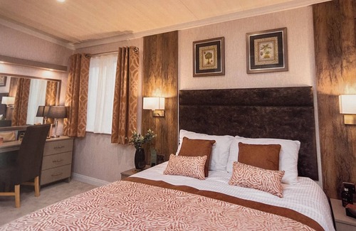 Strathkinness Cabin | St .Andrews Lodge park. No 23 Rivendale lodge, stunning views with hot tub