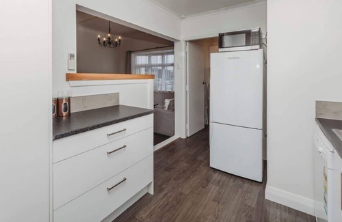 New Plymouth House | St Aubyn City Stay - 3BR base near arts & dining