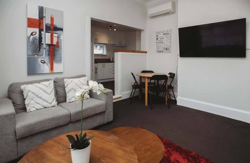 New Plymouth House | St Aubyn City Stay - 3BR base near arts & dining
