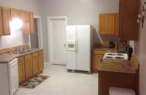 Ingleside Apartment | St Christopher Triplex -Corner House