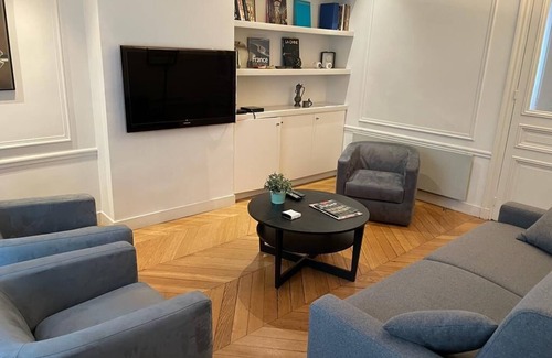 Quartier de la Monnaie Apartment | St Germain des Prés : 2 bedrooms apartment, sleep : 6, elevator, 1 bathroom/WC