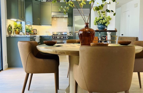 St. Helena House | St. Helena luxury and chic townhouse, sunny, private and best walking location.