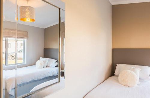 Ryde House | St Helens 2-Bed Lodge Sleeps 4 Pets Ok & Pool