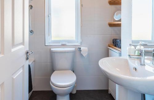 Ryde House | St Helens 2-Bed Lodge Sleeps 4 Pets Ok & Pool