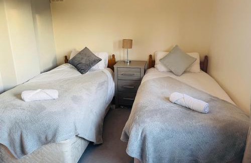 St Ives House | St Ives, King Bed Cosy home, parking, fast Wi Fi