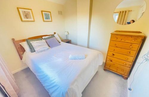 St Ives House | St Ives, King Bed Cosy home, parking, fast Wi Fi