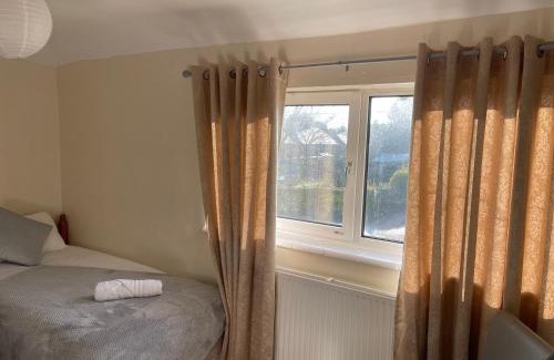 St Ives House | St Ives, King Bed Cosy home, parking, fast Wi Fi