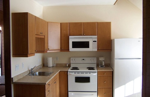 Anglemont House | St. Ives Resort on Shuswap - 1 bdrm w/loft, lakefront, pet friendly, dock, buoys