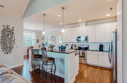 St. James House | St James quiet home, professionally decorated & near the beach - gas grill & AC