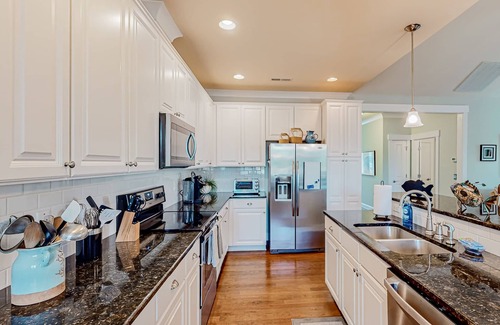 St. James House | St James quiet home, professionally decorated & near the beach - gas grill & AC
