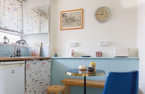 Tower Hill Apartment | St Katharine Docks | By Tower Bridge | Studio Flat