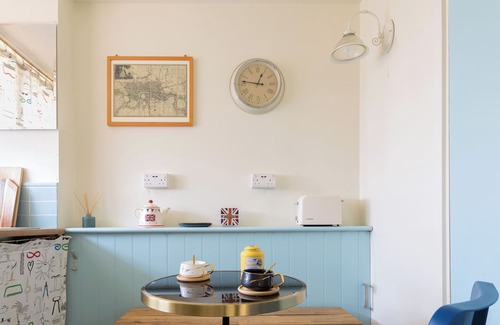 Tower Hill Apartment | St Katharine Docks | By Tower Bridge | Studio Flat