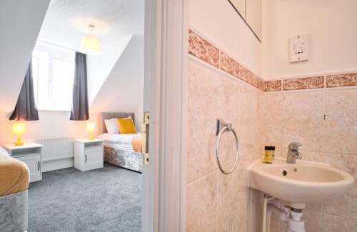 Peterborough Apartment | St Kats Mews 4 bed with parking