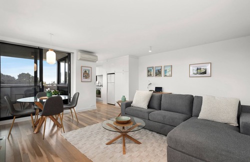 St Kilda West Apartment | St Kilda West Beachside Bliss Executive Apartment. Amazing water views.