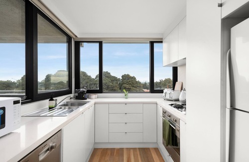 St Kilda West Apartment | St Kilda West Beachside Bliss Executive Apartment. Amazing water views.