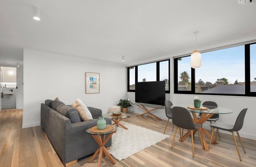 St Kilda West Apartment | St Kilda West Beachside Bliss Executive Apartment. Amazing water views.