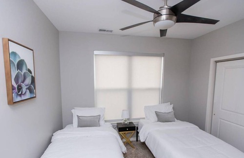 DeBaliviere Place Apartment | St. Louis | Designer 2BD/2BA Forest Park Apartment