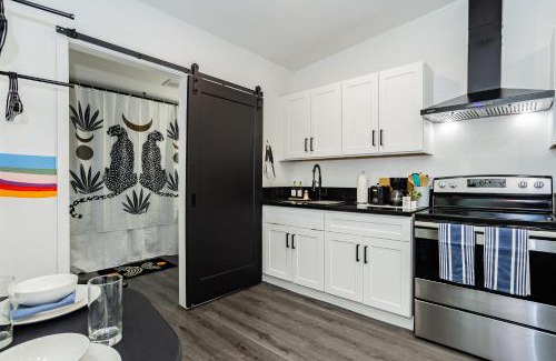 Beverly Green House | St Louis Private Vegas Oasis Prime Location, Patio & Games