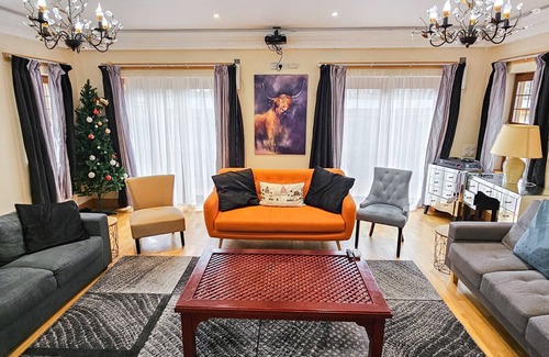 MacMerry Ski Chalet | St Martins 12 Bedroom House - Tranent