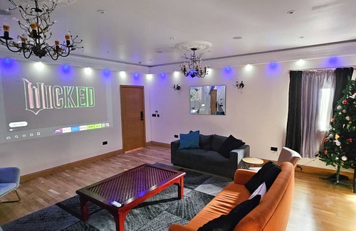MacMerry Ski Chalet | St Martins 12 Bedroom House - Tranent