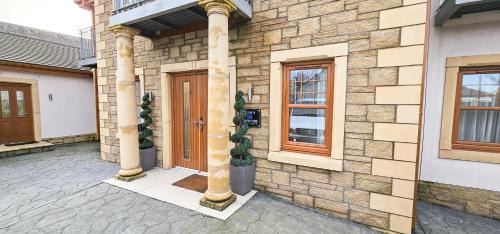 MacMerry Villa | St Martins 12 Bedroom House - Tranent