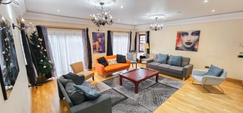 MacMerry Villa | St Martins 12 Bedroom House - Tranent