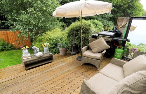 Saddleworth House | ST MARY'S HOUSE, pet friendly, with hot tub in Greenfield