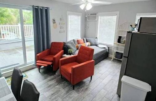 Historic Old Northeast Apartment | St Pete Studio 3 minutes to Pier!