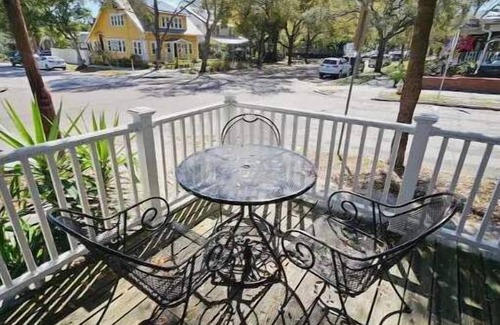 Historic Old Northeast Apartment | St Pete Studio 3 minutes to Pier!