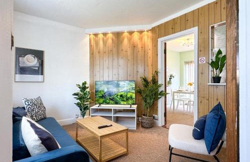 Canterbury House | St Stephen's Retreat - Hot Tub & Fire Pit - FREE Parking