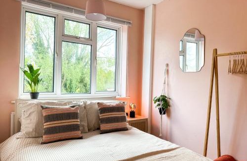 Canterbury House | St Stephen's Retreat - Hot Tub & Fire Pit - FREE Parking