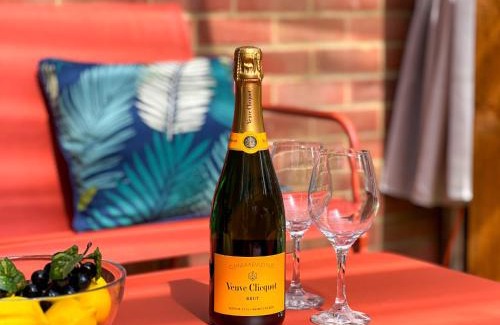 Canterbury House | St Stephen's Retreat - Hot Tub & Fire Pit - FREE Parking