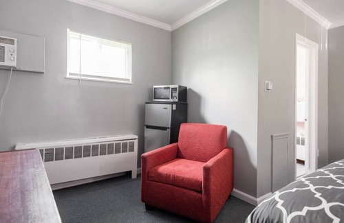 Riverview Apartment | Stay in Browntown for 4: Cozy Room with MiniFridge