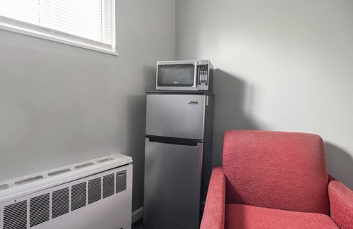 Riverview Apartment | Stay in Browntown for 4: Cozy Room with MiniFridge