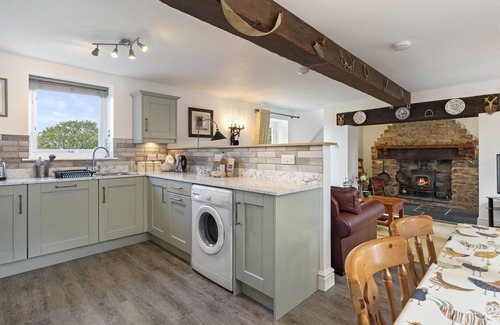 New Quay Cottage | STABLE COTTAGE, character holiday cottage, with open fire in New Quay